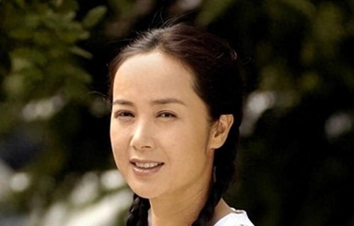 60岁蒋雯丽现状：定居英国，又瘦又老，没想到一代女神也老了