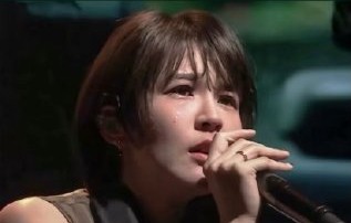 曾沛慈是如何在带病情况下完成《篇章》小考的“人声弹幕”式救场的？