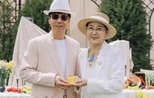 演员范明‌与老婆厉玲庆珍珠婚，一家四口同框，继子帅气女儿漂亮 ​​​