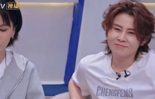 李小冉二公舞台的演唱水平有没有提升？|声乐|音准|歌词|肢体僵硬|适配