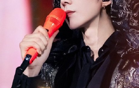 粉丝们是如何看待和二次创作刘宇宁演唱会掉毛这个趣味瞬间的？|刘宇宁的2025巡演|龚俊|该相逢的人会再相逢|羽毛|舞台