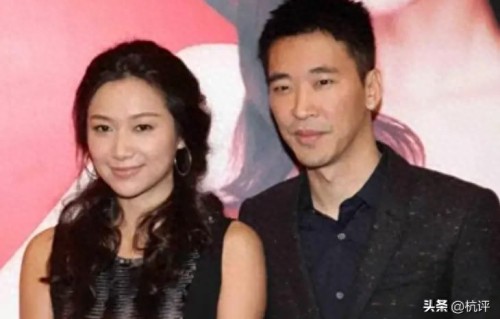 51岁徐静蕾美国超市被拍，身材发胖衣着朴素，旁边黄立行头发花白 