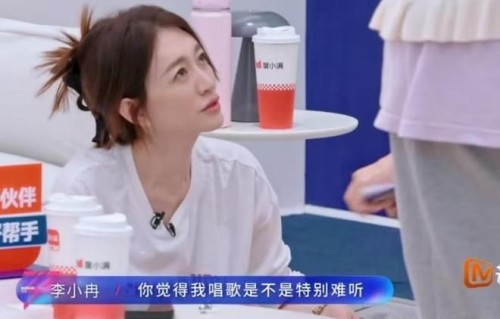 李小冉发问“我唱歌是不是特别难听？”，队友直言“跑调”太真实