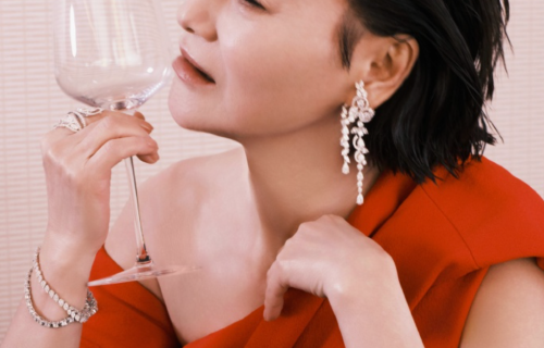 惠英红身披定制红裙亮相金像奖，凭《水饺皇后》再战金像，尽显“女王”气场