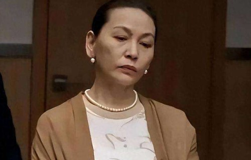 年轻时国色天香，却嫁长着一张反派脸的他，如今一家三口很幸福