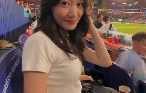 李小鹏女儿奥莉14岁近照曝光，身高170，长相成熟，成长为花滑少女