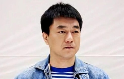 演员董勇：离婚后坚决不再婚，却在45岁被嫂子逼迫相亲娶娇妻