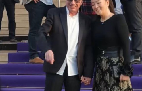 巩俐高调现身电影节似女王降临，与77岁丈夫甜蜜牵手，完全扛住外网镜头