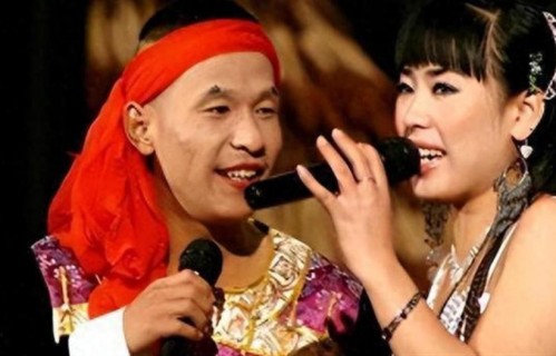 成名后与原配离婚，转手迎娶小自己6岁王雪，如今宋小宝后悔不？