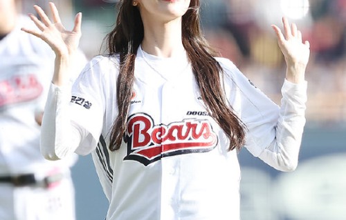 林允儿11年后再开球！生图状态惊艳全网，被赞冻龄女神