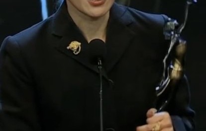 舒淇凭借哪部电影获得了金像奖新晋导演奖？|女孩|镜头|影片|奖杯|童年