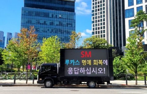 对于黄旭熙解约并寻求复出，粉丝和路人的主要评价和看法分别是什么？