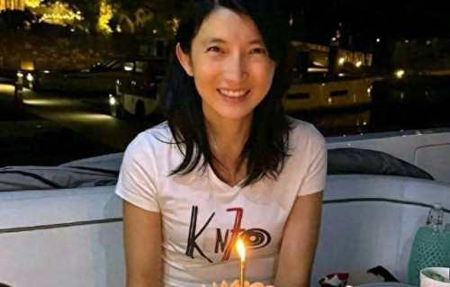 李嘉诚儿媳庆祝57岁生日，素颜白T恤打扮朴实，身材常年保持纤瘦 