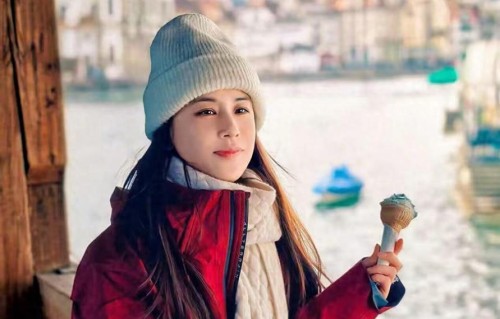 43岁黄圣依离婚后瑞士游学：一身红运动装素颜晨跑，眼里重新有光