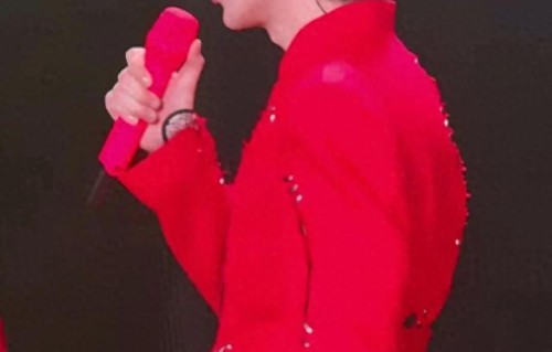 龚俊兑现承诺，现身刘宇宁演唱会，摘下口罩歌迷们全部都在夸他帅 