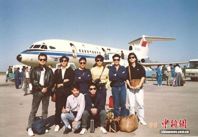 1988年，Beyond乐队第一次到北京开演唱会，刘卓辉受邀同行。受访者供图