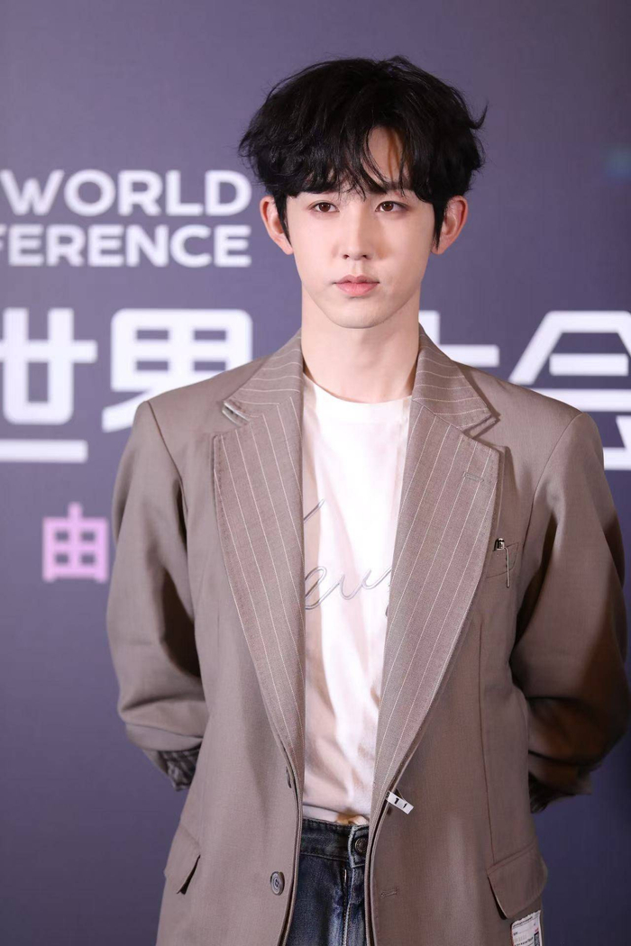 敖瑞鹏、沈羽洁则以《不二之臣》角色和观众见面，现场领到自拍任务后也各种撒糖；李兰迪和郭俊辰的现场合照五连拍，诠释了职业、青春、可爱等多种风格，最后的“商业比拇指”姿势被戏称仿佛剧中的“民宿要上市”。